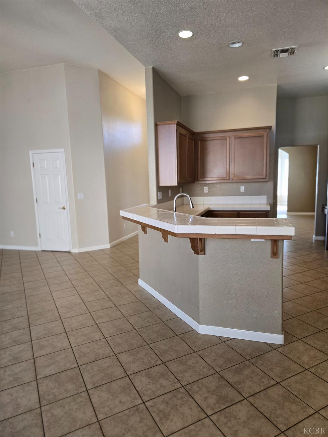 1131 Paradise Dr, Lemoore, CA 93245