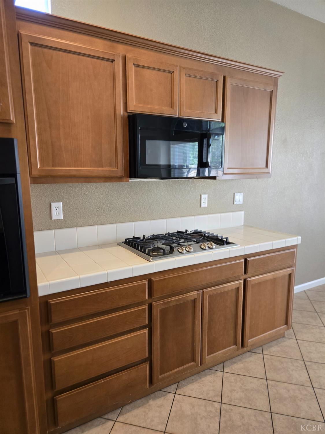 1131 Paradise Dr, Lemoore, CA 93245