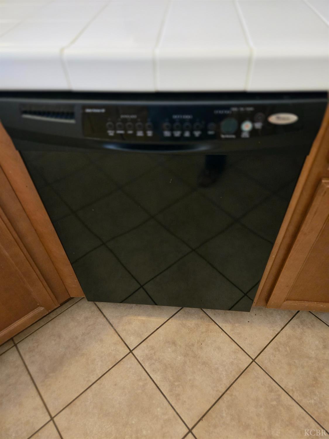 1131 Paradise Dr, Lemoore, CA 93245