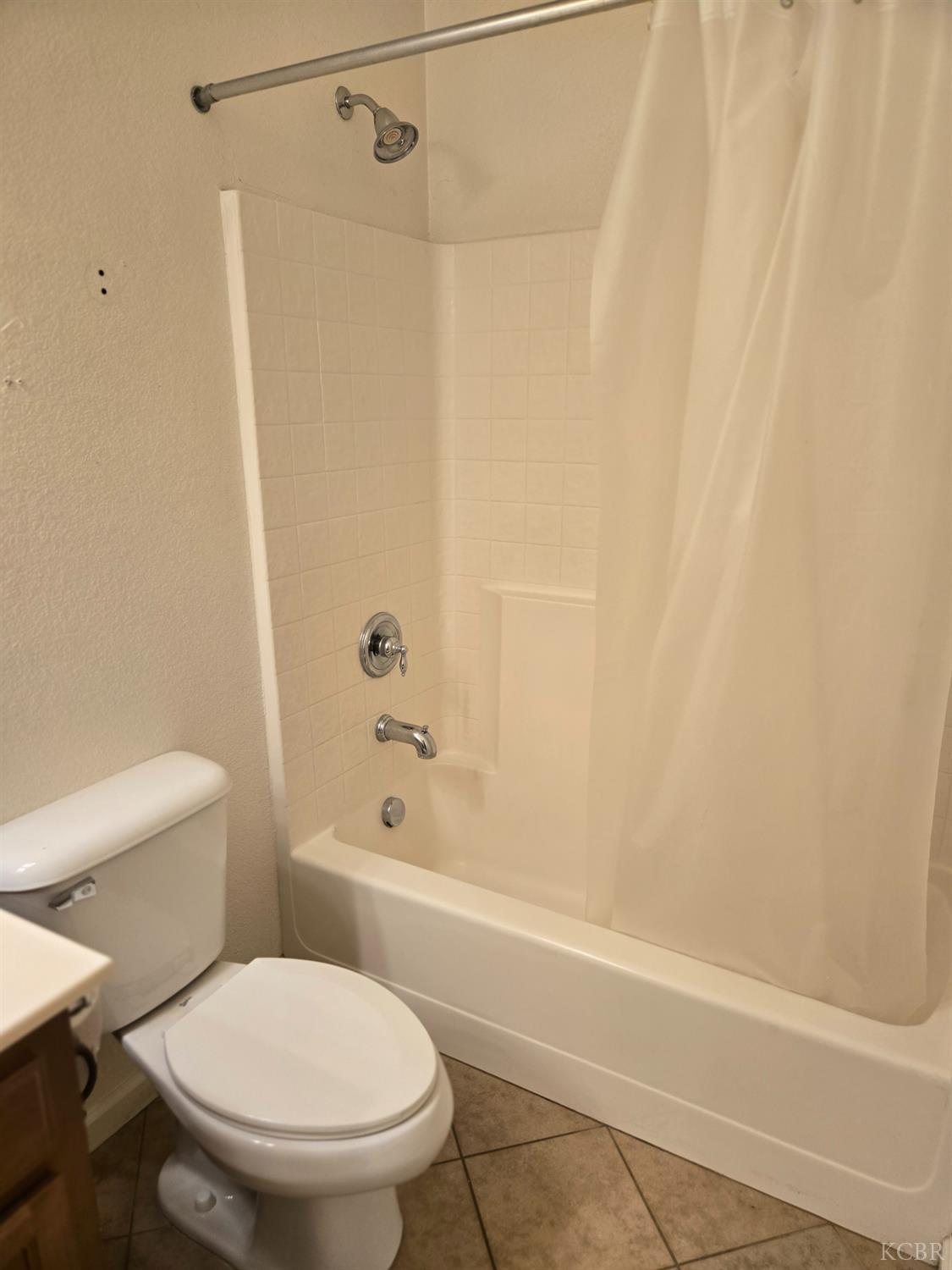 1131 Paradise Dr, Lemoore, CA 93245