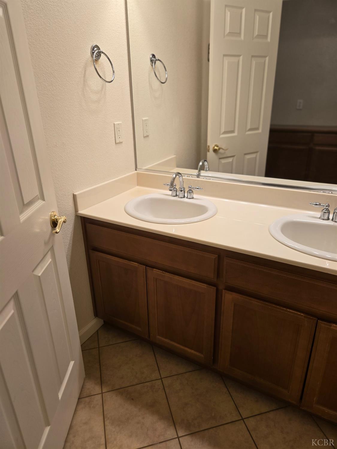 1131 Paradise Dr, Lemoore, CA 93245