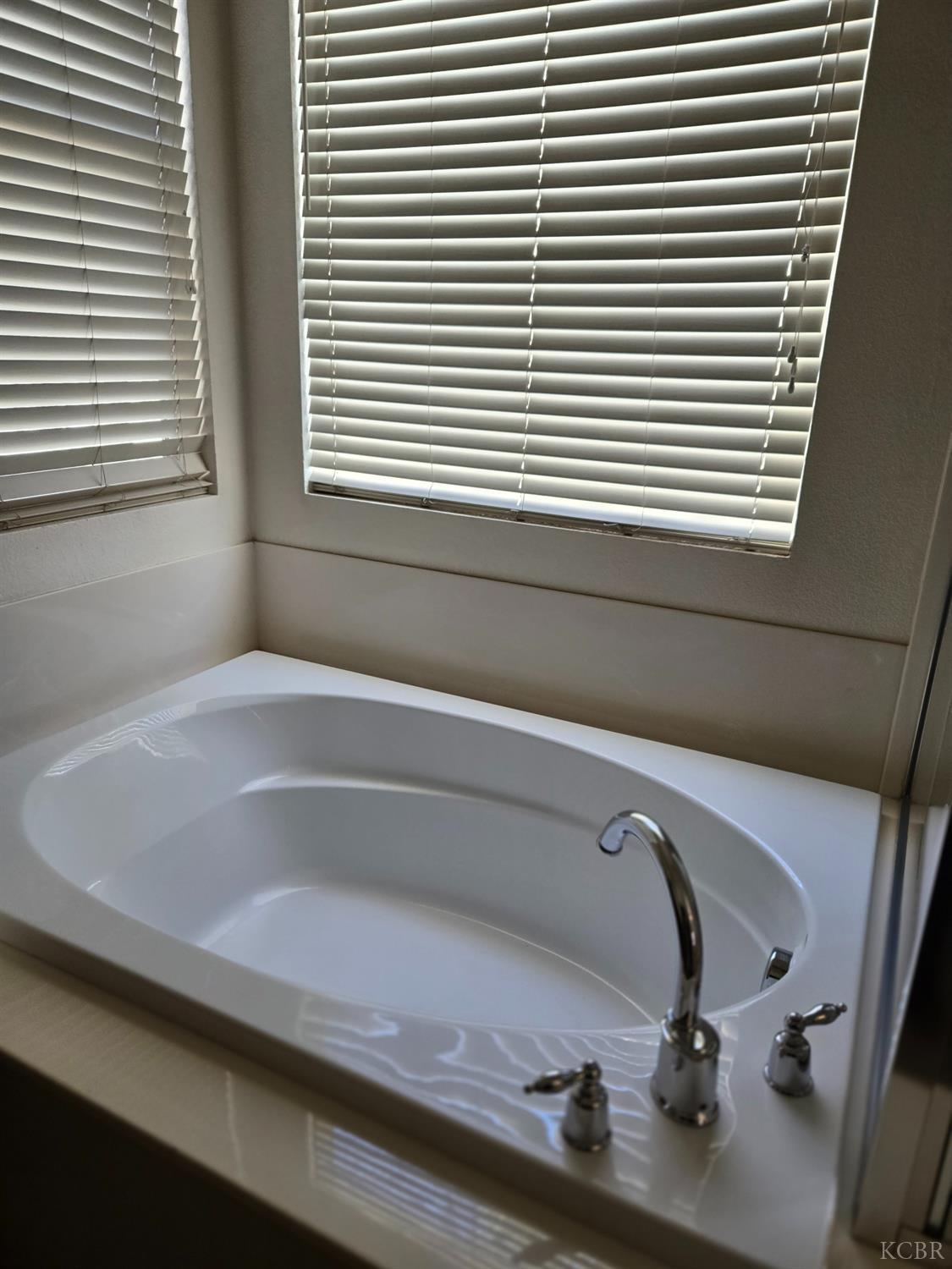 1131 Paradise Dr, Lemoore, CA 93245