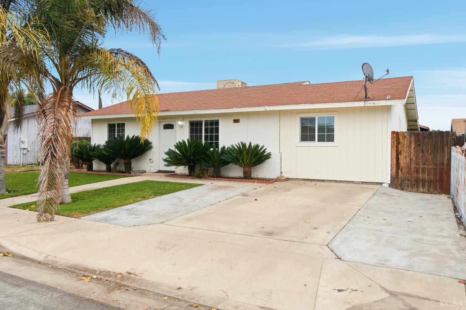 20808 S Renn Ave, Laton, CA 93242