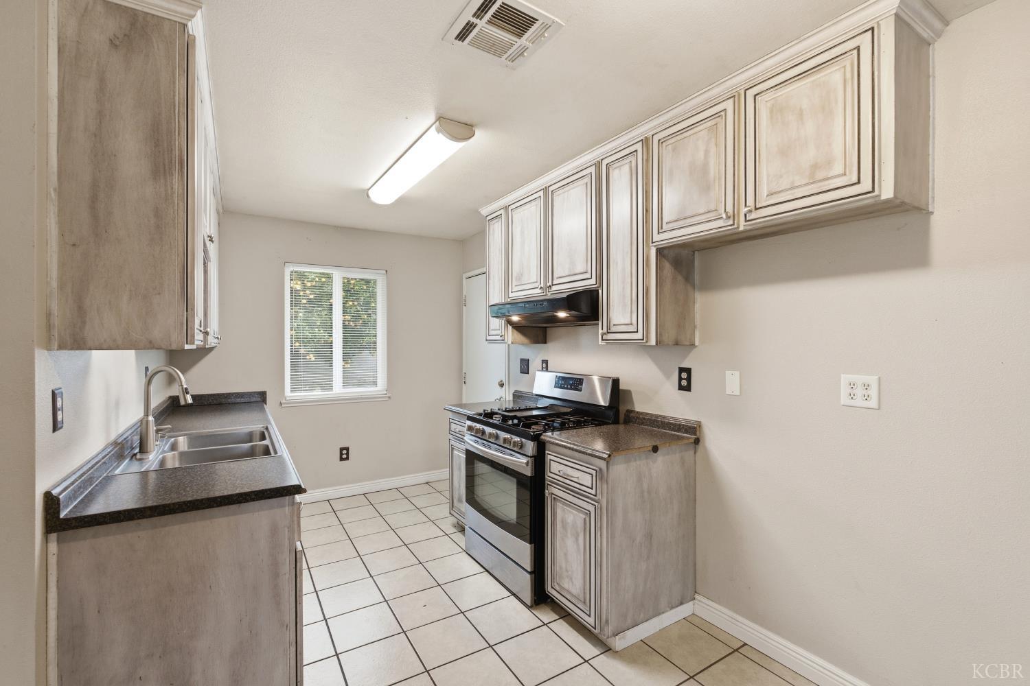 20808 S Renn Ave, Laton, CA 93242