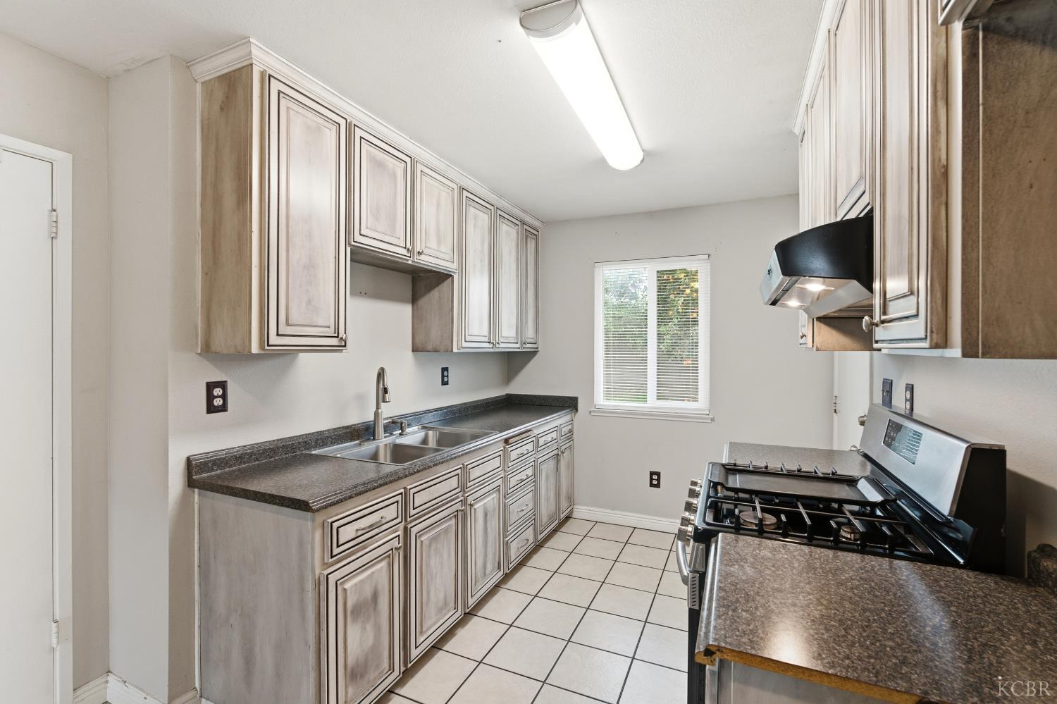 20808 S Renn Ave, Laton, CA 93242