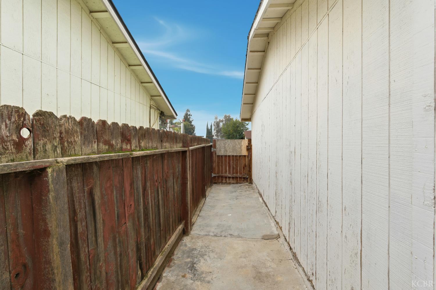 20808 S Renn Ave, Laton, CA 93242
