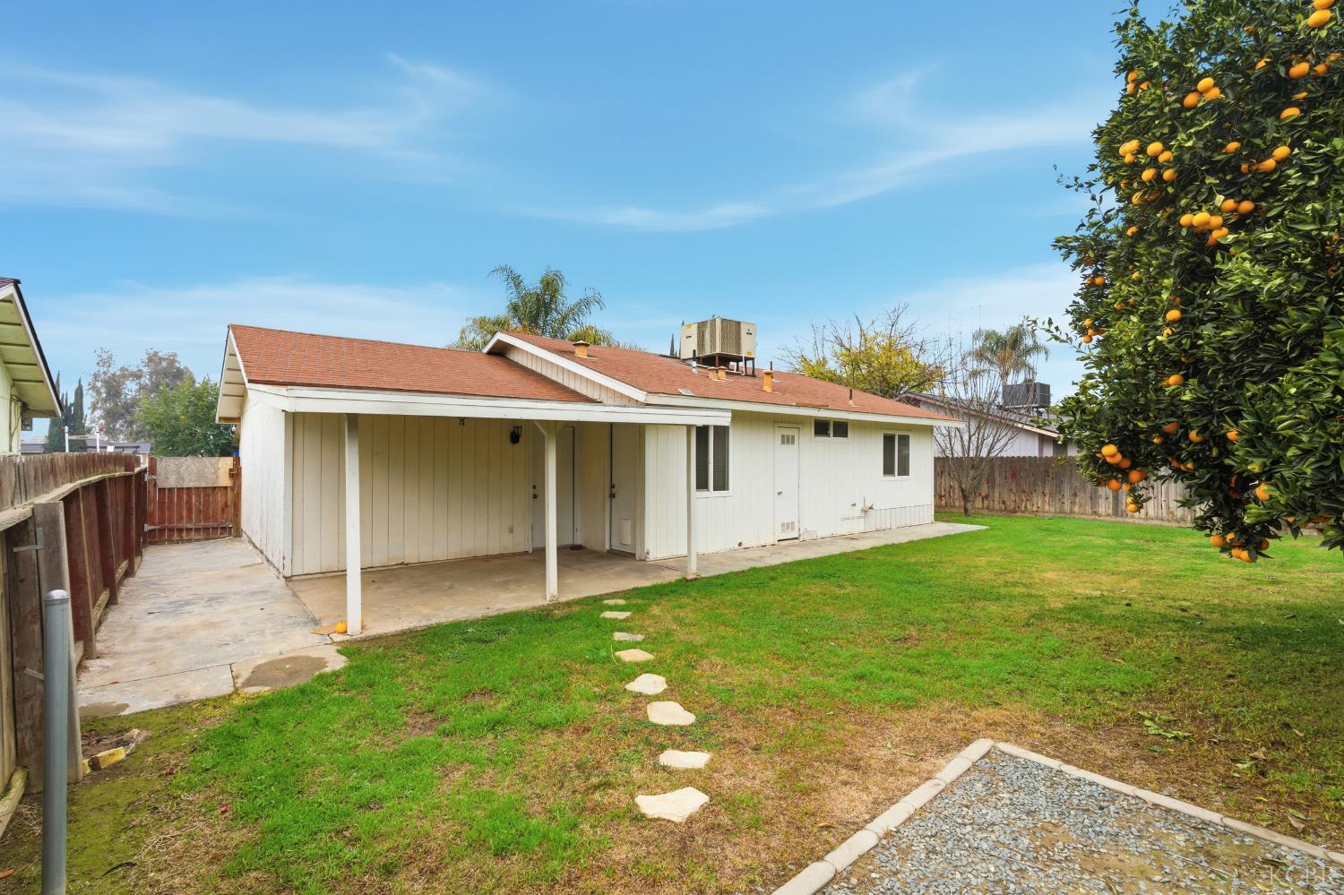 20808 S Renn Ave, Laton, CA 93242