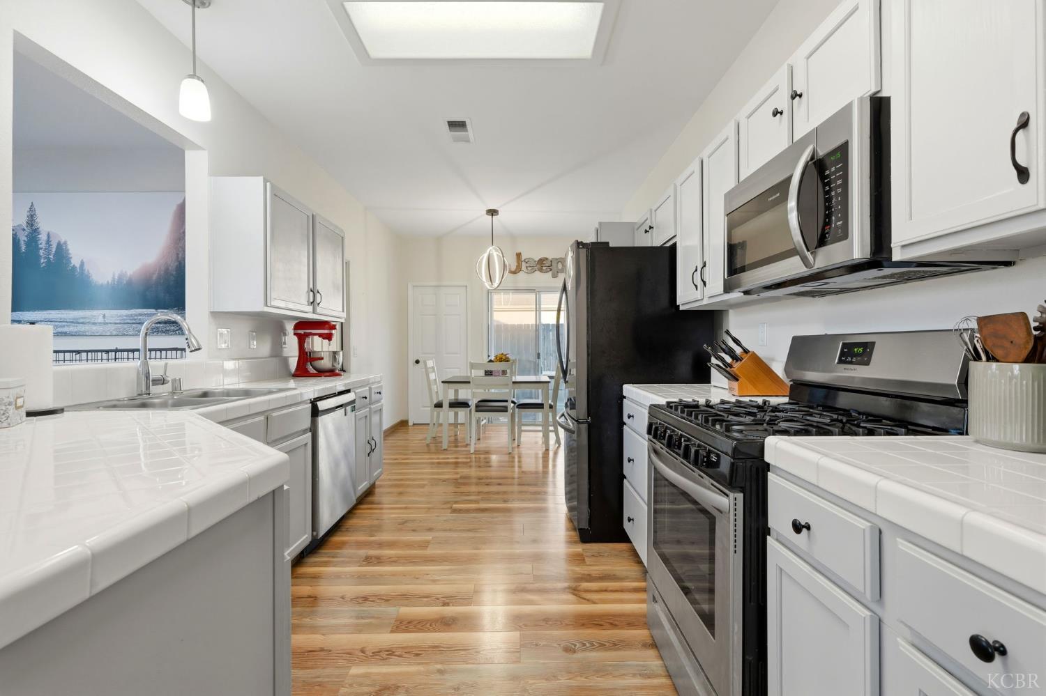 687 Woodridge Ct, Lemoore, CA 93245