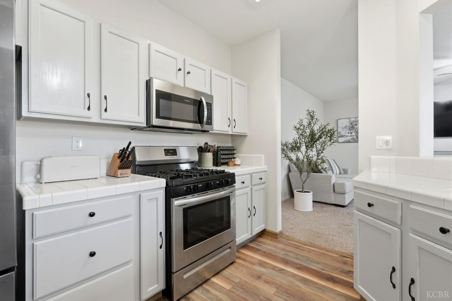 687 Woodridge Ct, Lemoore, CA 93245