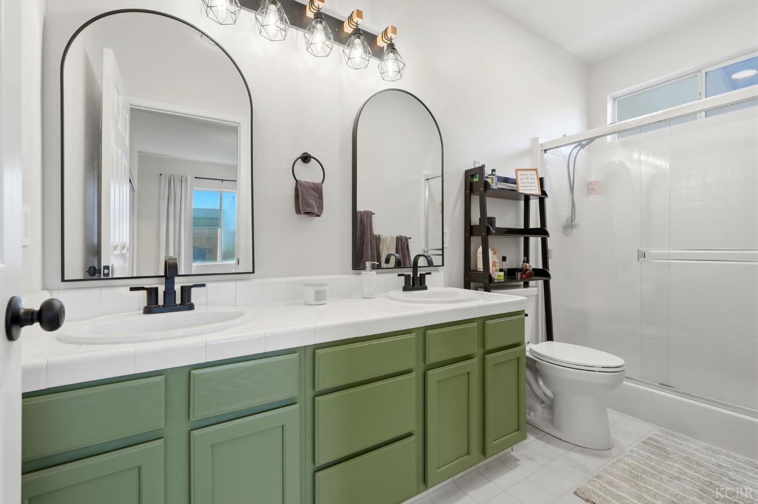 687 Woodridge Ct, Lemoore, CA 93245