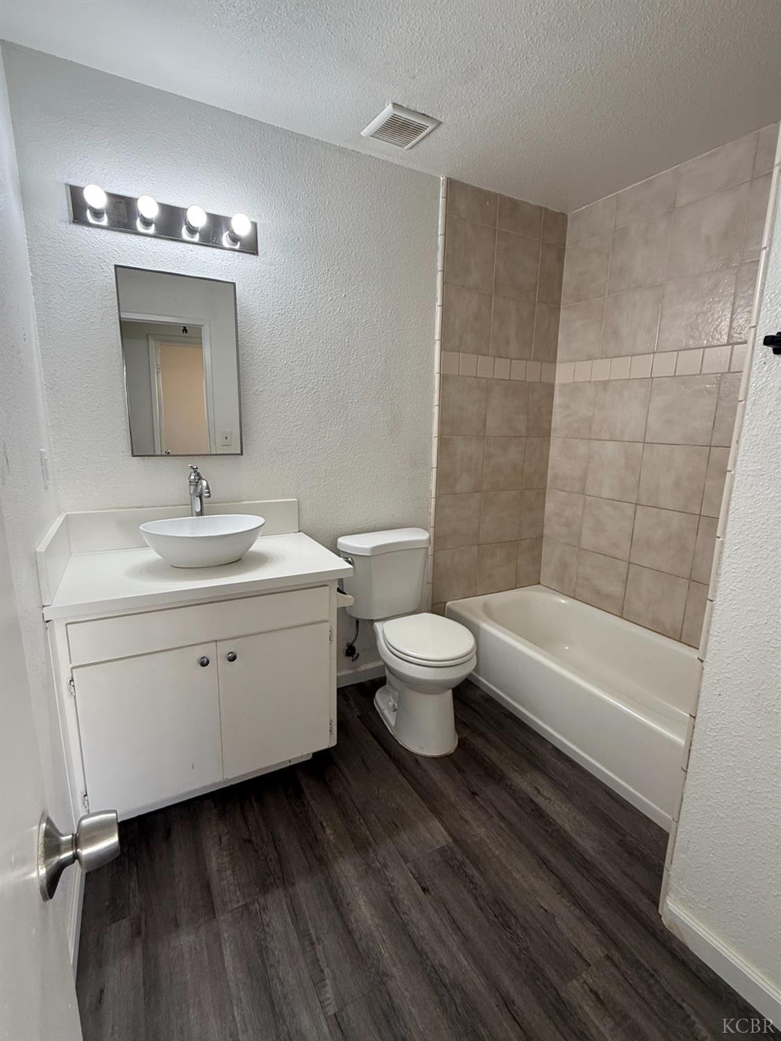 852 Azalea Ln, Lemoore, CA 93245