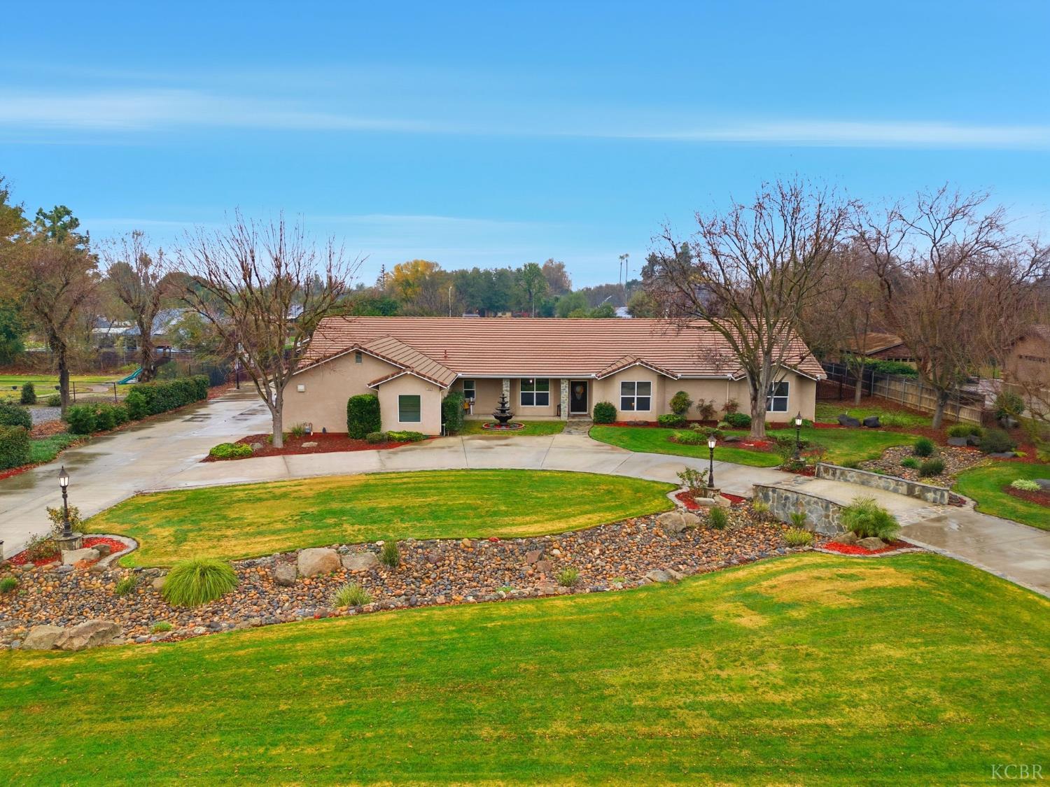 196 Hotchkiss Dr, Lemoore, CA 93245