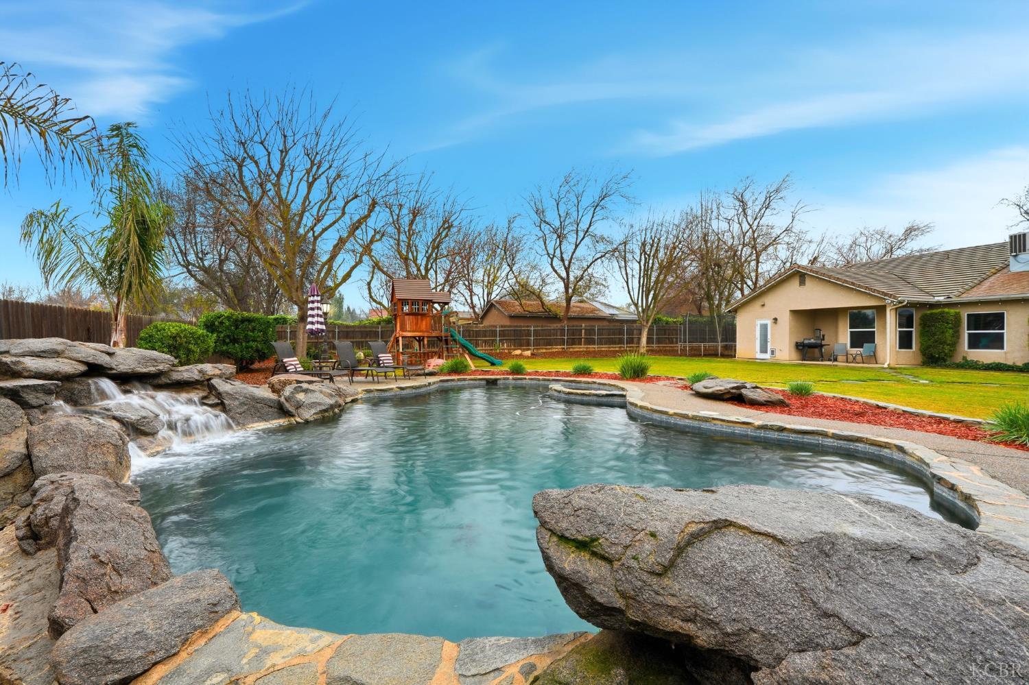 196 Hotchkiss Dr, Lemoore, CA 93245