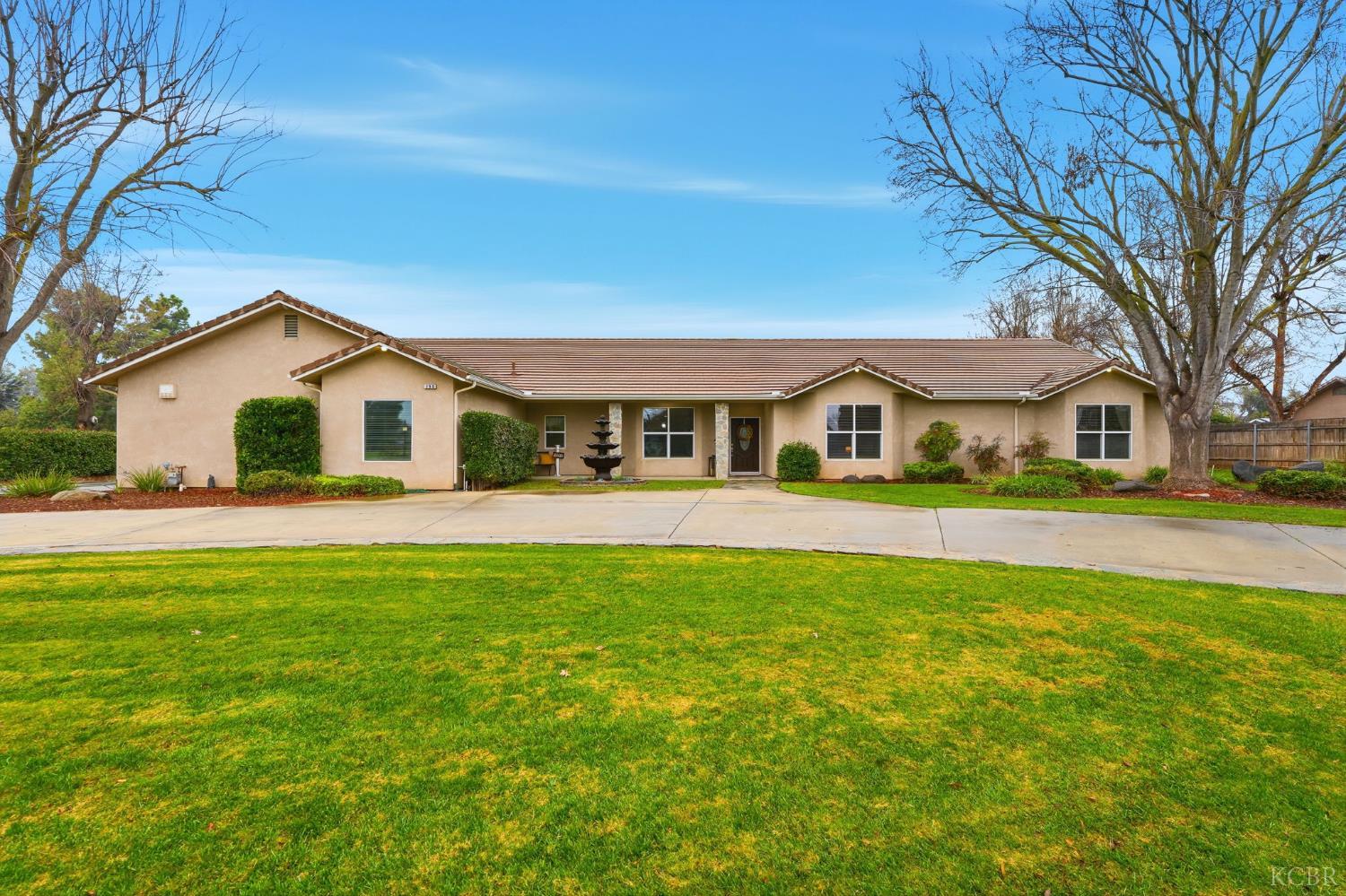 196 Hotchkiss Dr, Lemoore, CA 93245