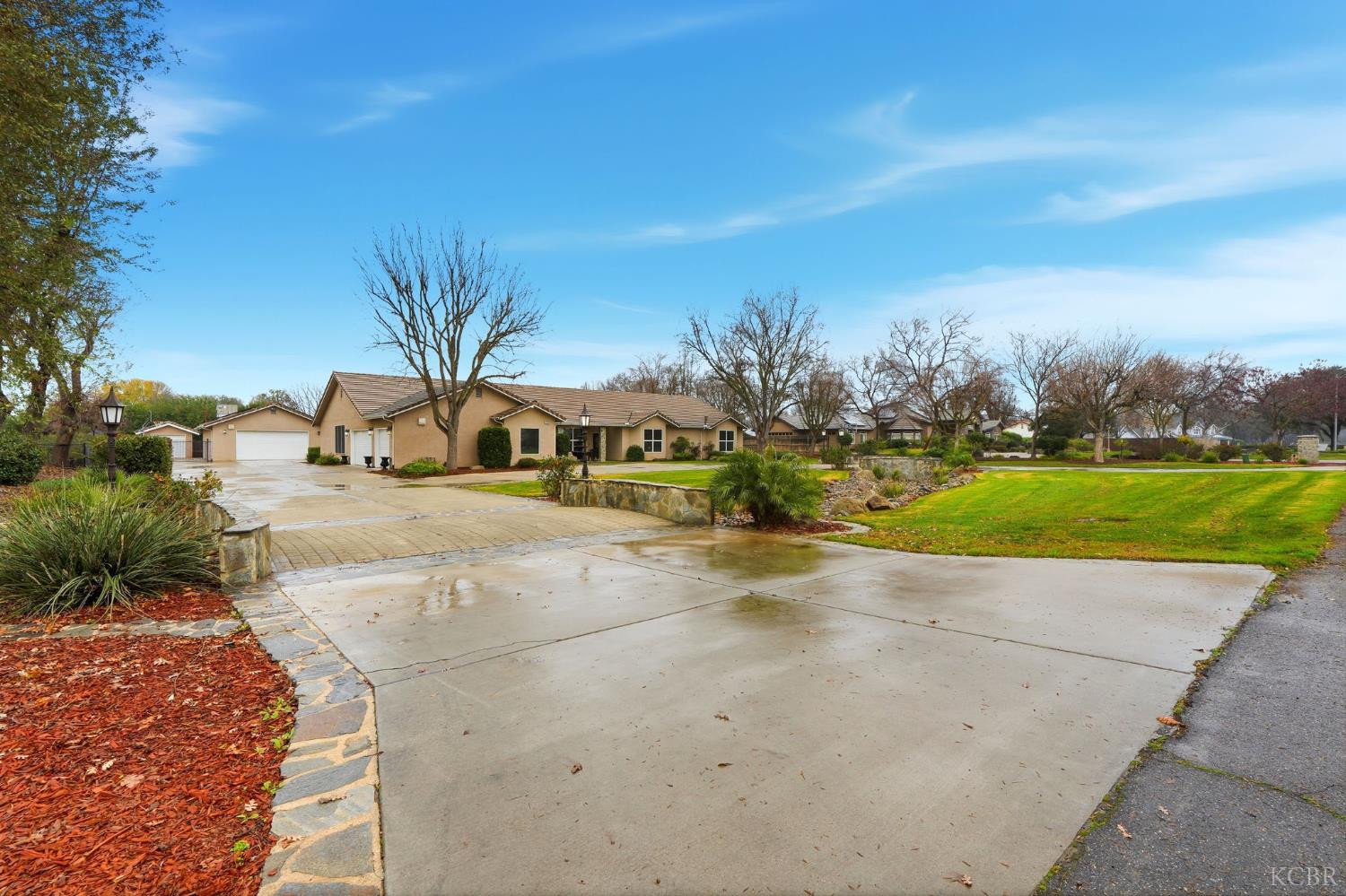 196 Hotchkiss Dr, Lemoore, CA 93245