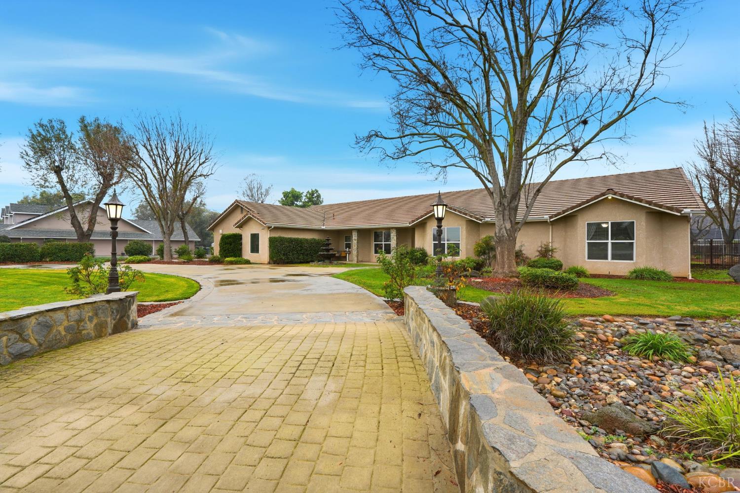 196 Hotchkiss Dr, Lemoore, CA 93245