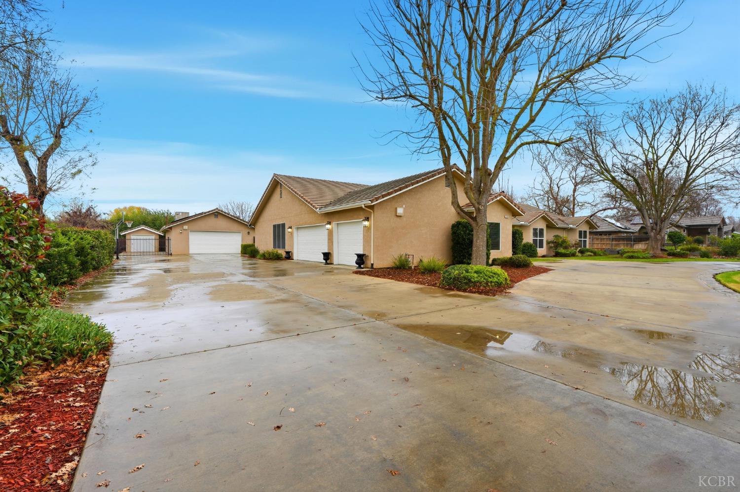 196 Hotchkiss Dr, Lemoore, CA 93245