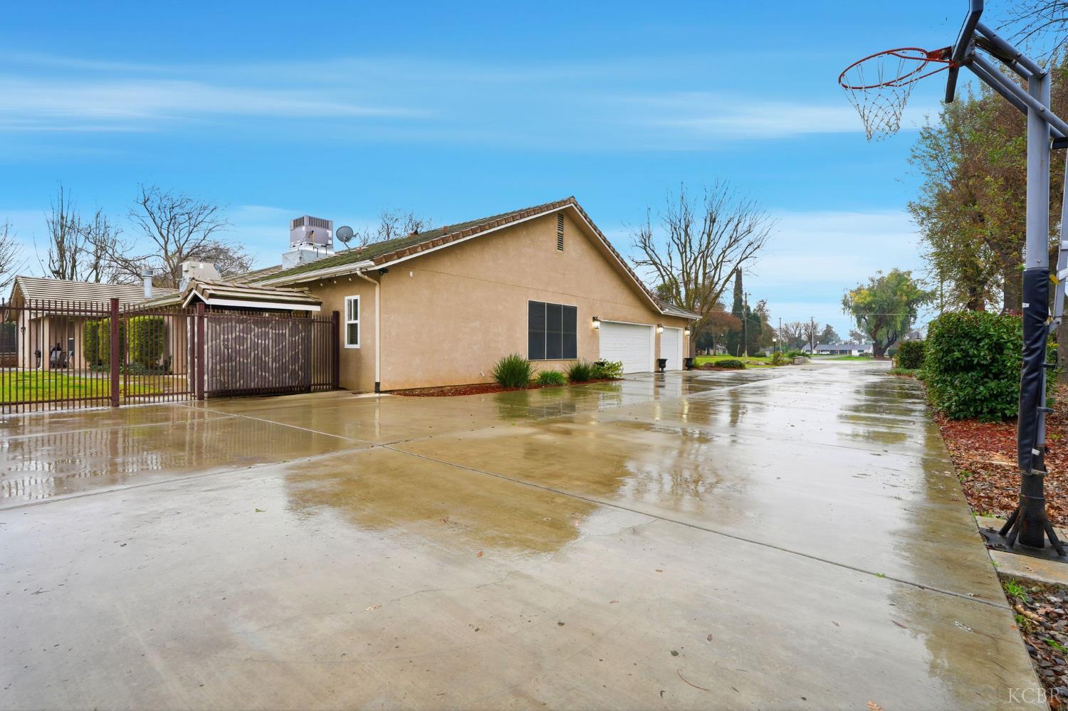 196 Hotchkiss Dr, Lemoore, CA 93245