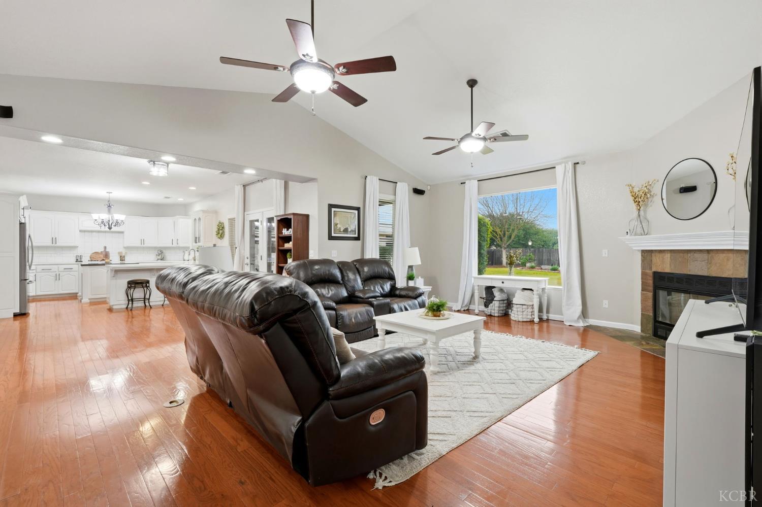 196 Hotchkiss Dr, Lemoore, CA 93245