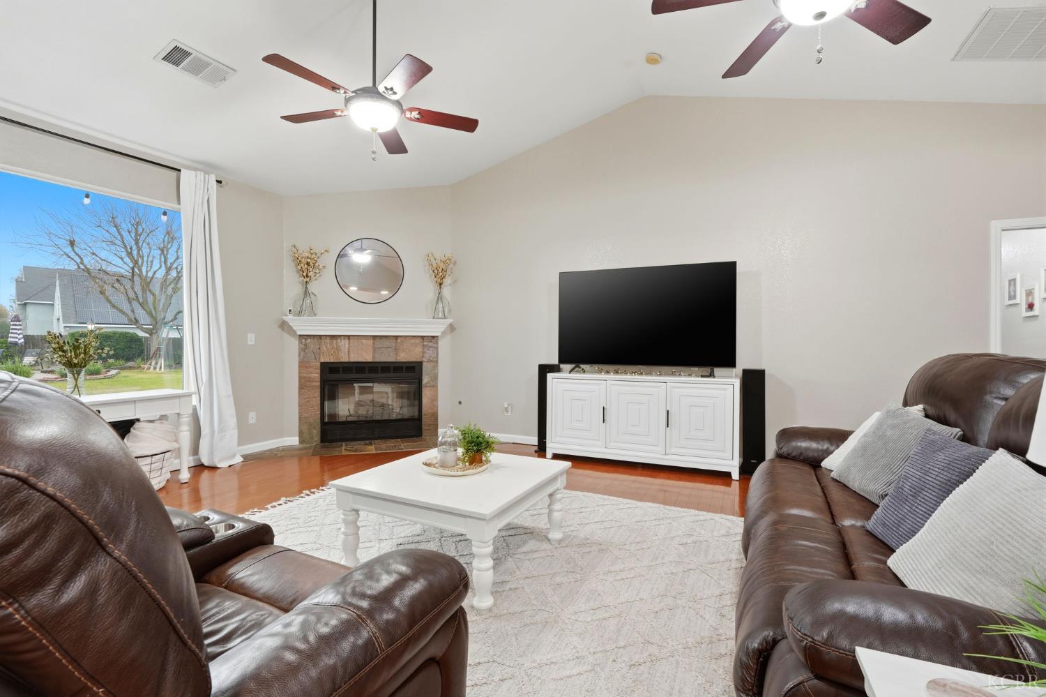 196 Hotchkiss Dr, Lemoore, CA 93245