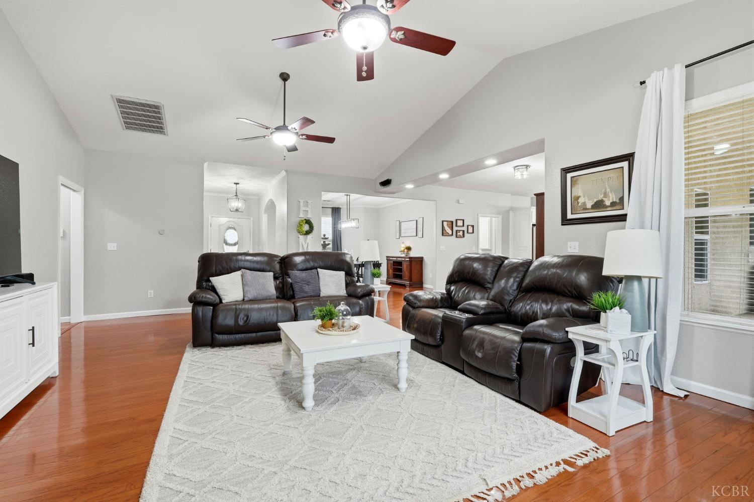 196 Hotchkiss Dr, Lemoore, CA 93245