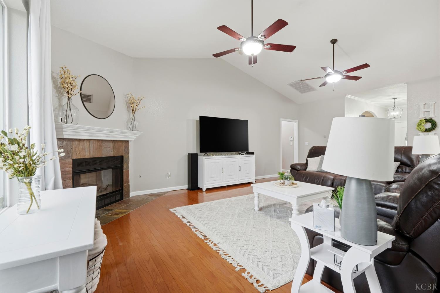 196 Hotchkiss Dr, Lemoore, CA 93245