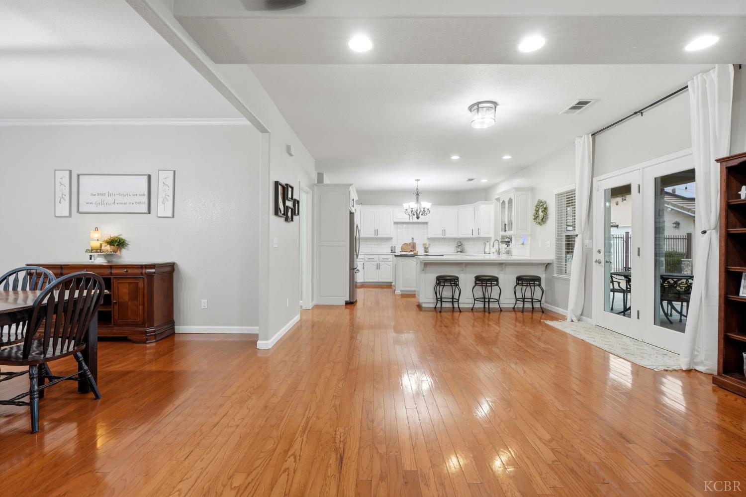 196 Hotchkiss Dr, Lemoore, CA 93245