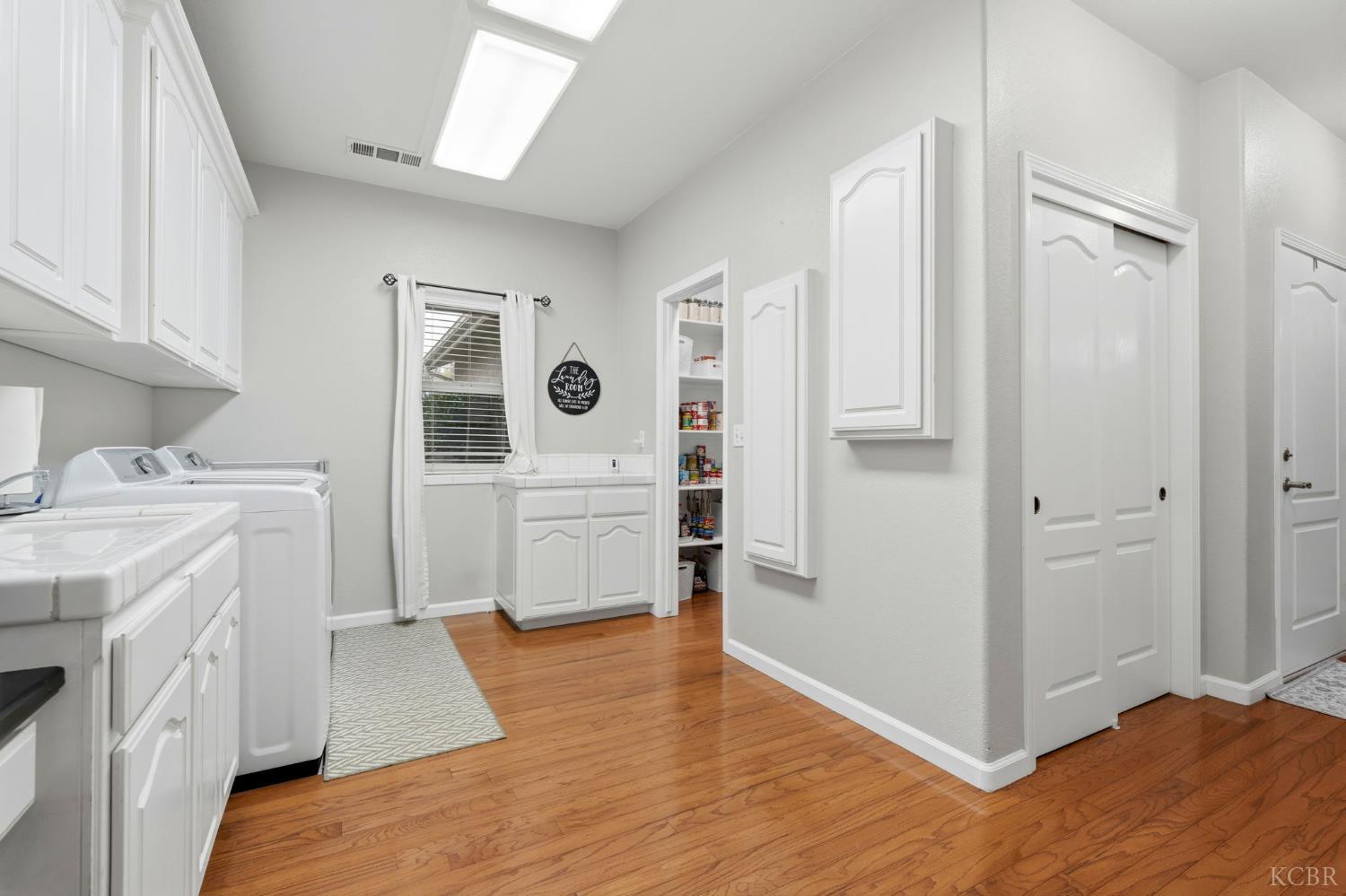 196 Hotchkiss Dr, Lemoore, CA 93245