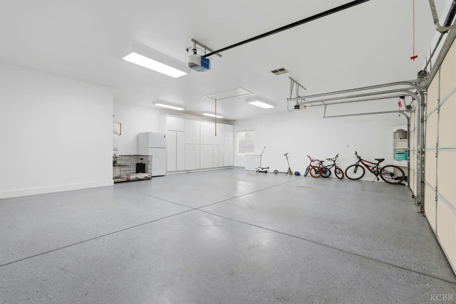 196 Hotchkiss Dr, Lemoore, CA 93245