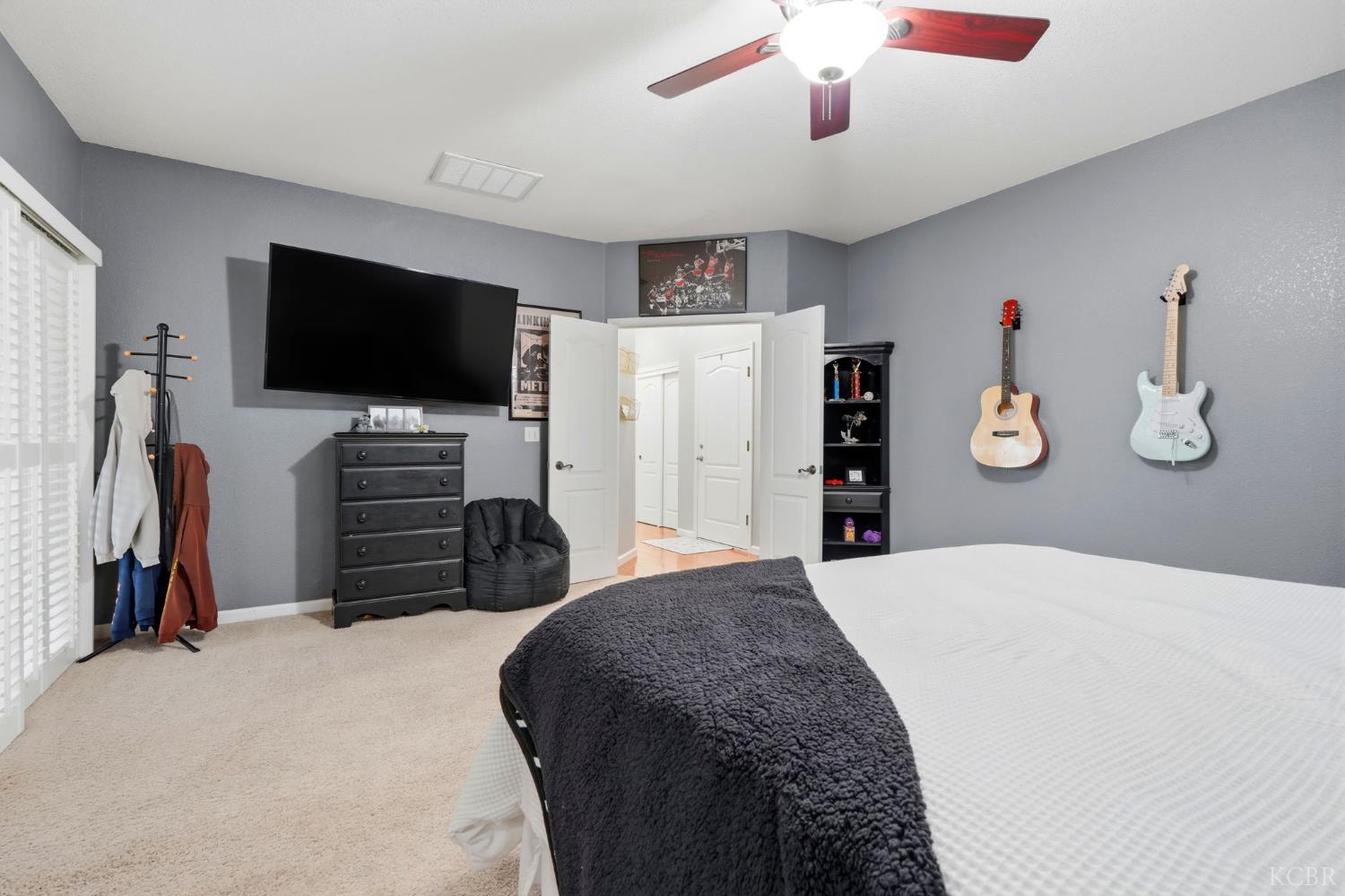 196 Hotchkiss Dr, Lemoore, CA 93245