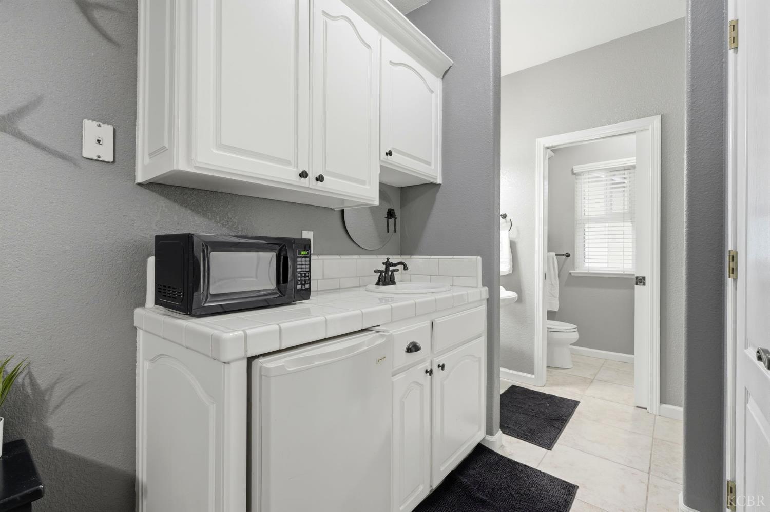 196 Hotchkiss Dr, Lemoore, CA 93245