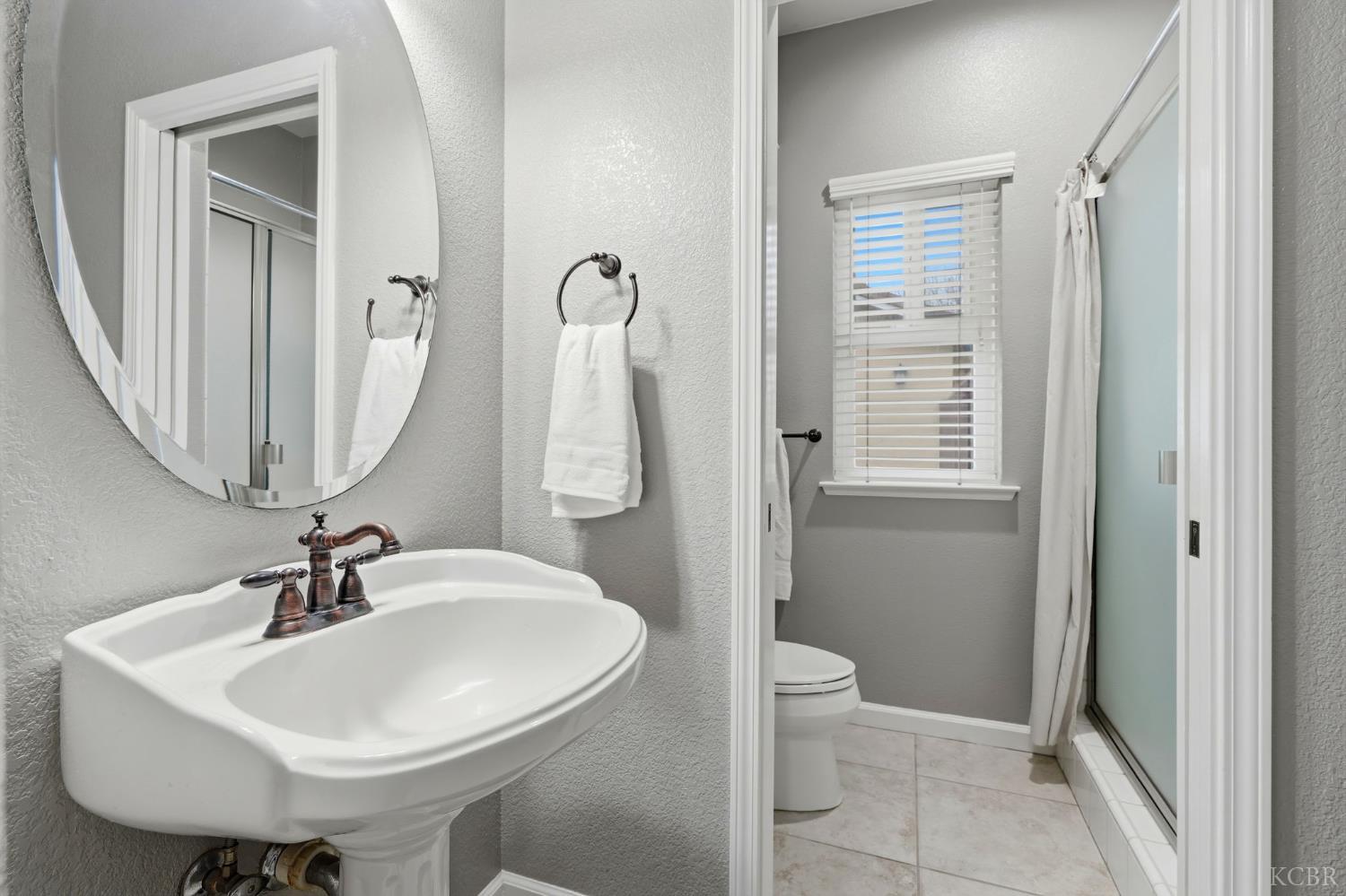 196 Hotchkiss Dr, Lemoore, CA 93245