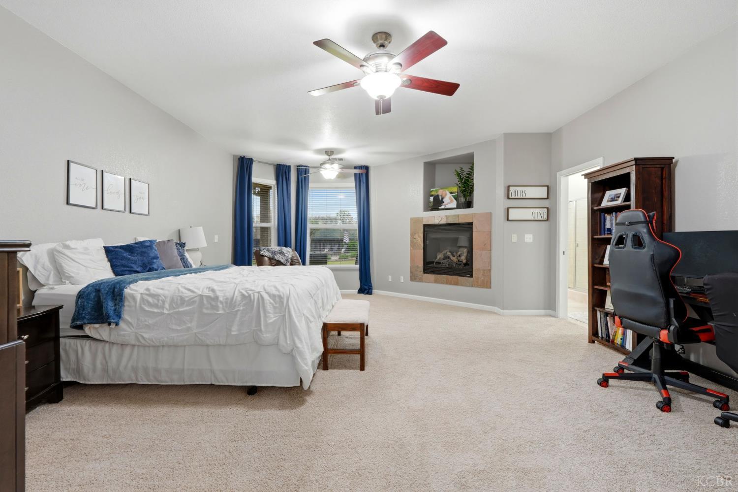 196 Hotchkiss Dr, Lemoore, CA 93245