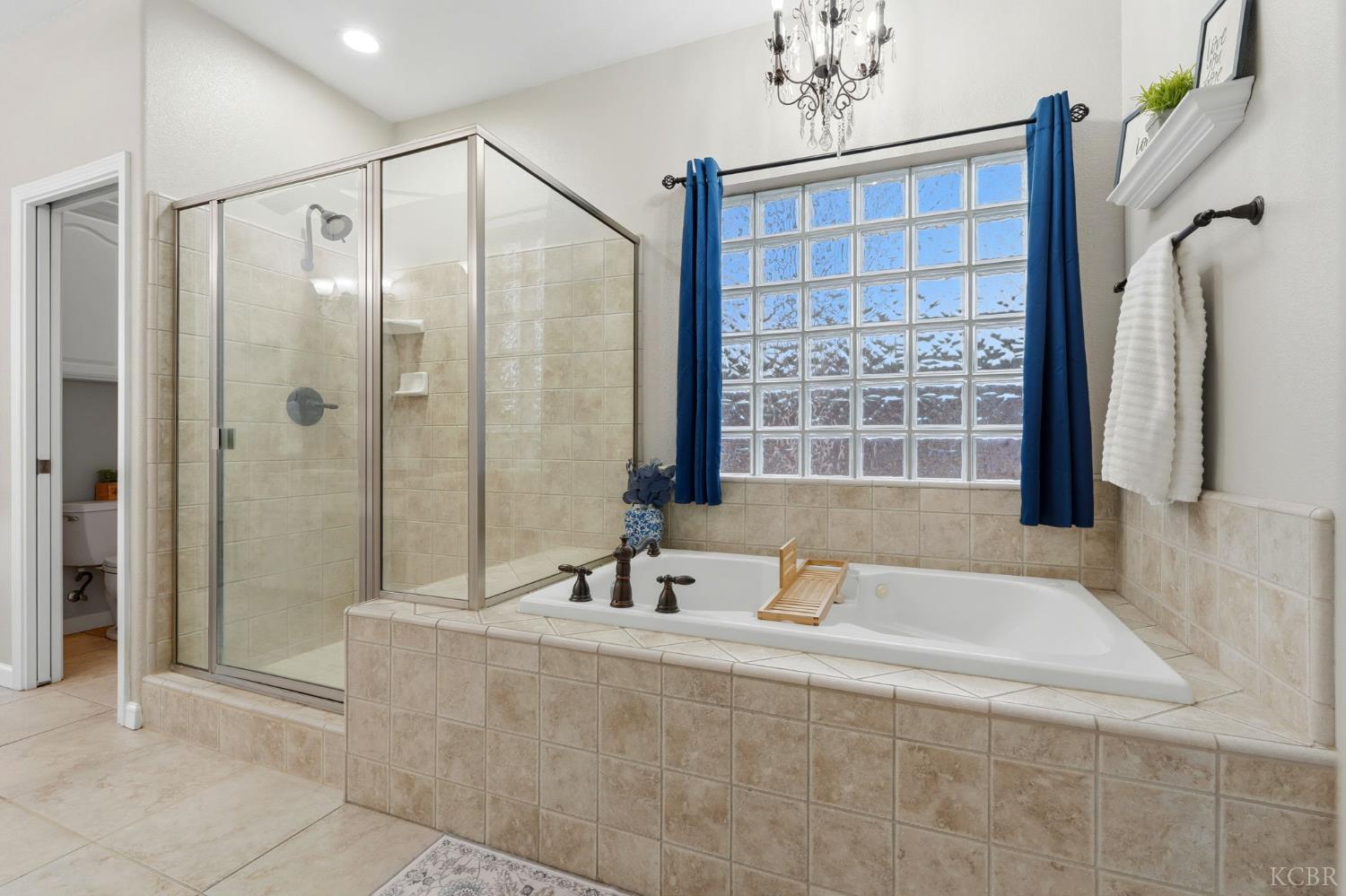 196 Hotchkiss Dr, Lemoore, CA 93245