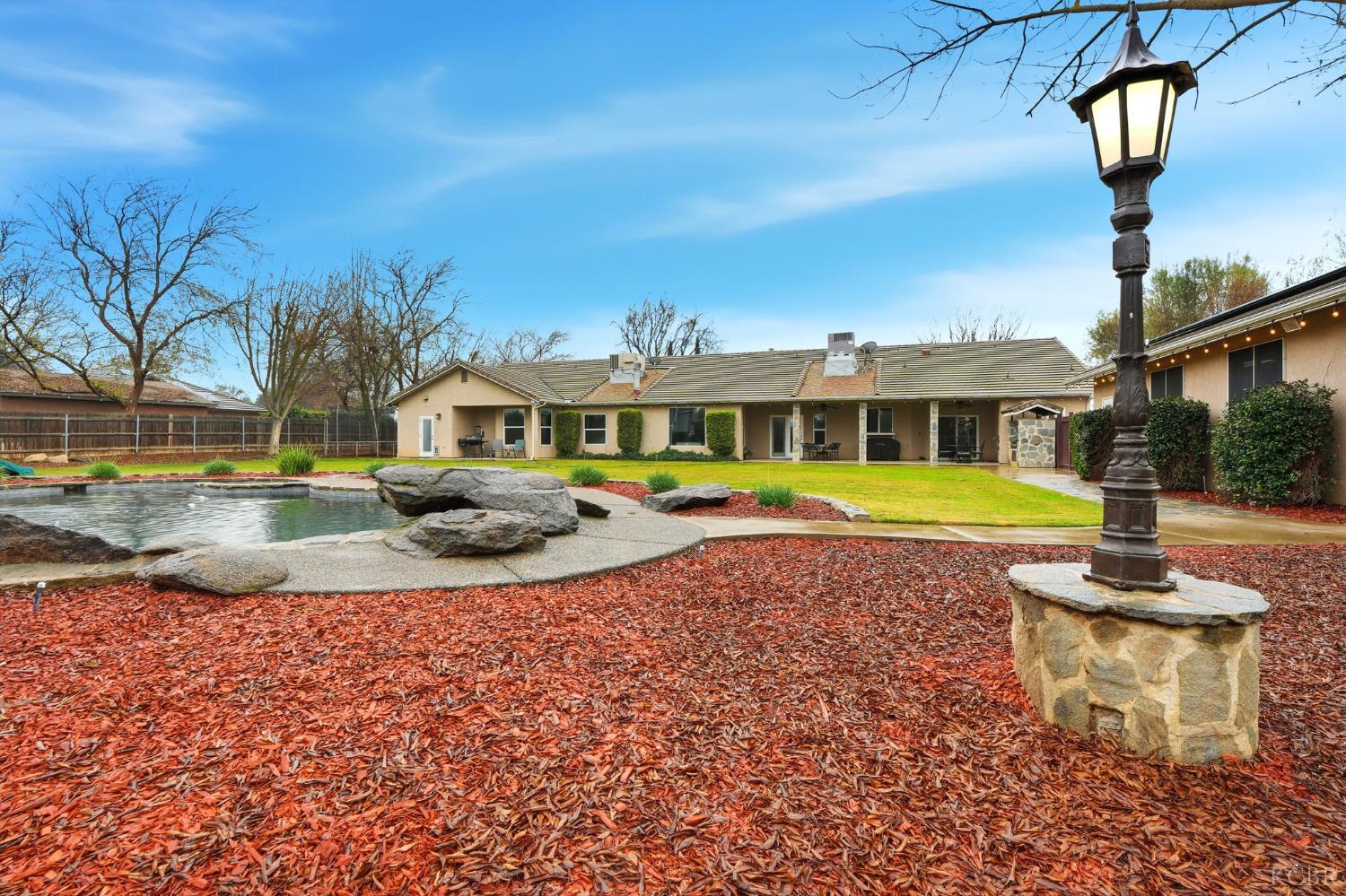 196 Hotchkiss Dr, Lemoore, CA 93245