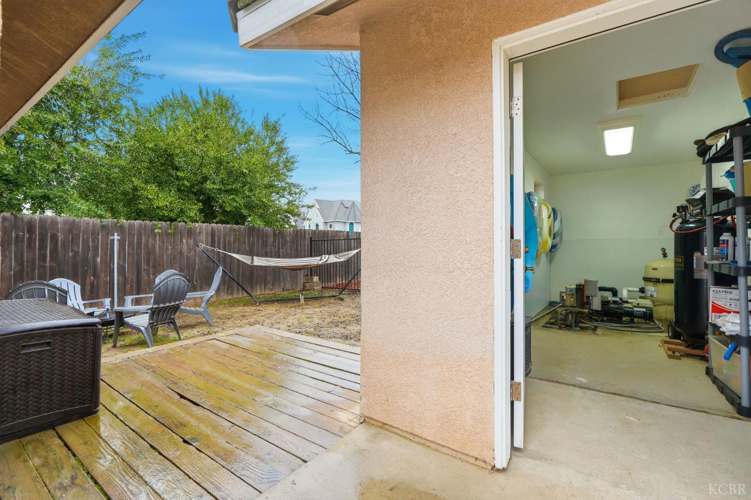 196 Hotchkiss Dr, Lemoore, CA 93245