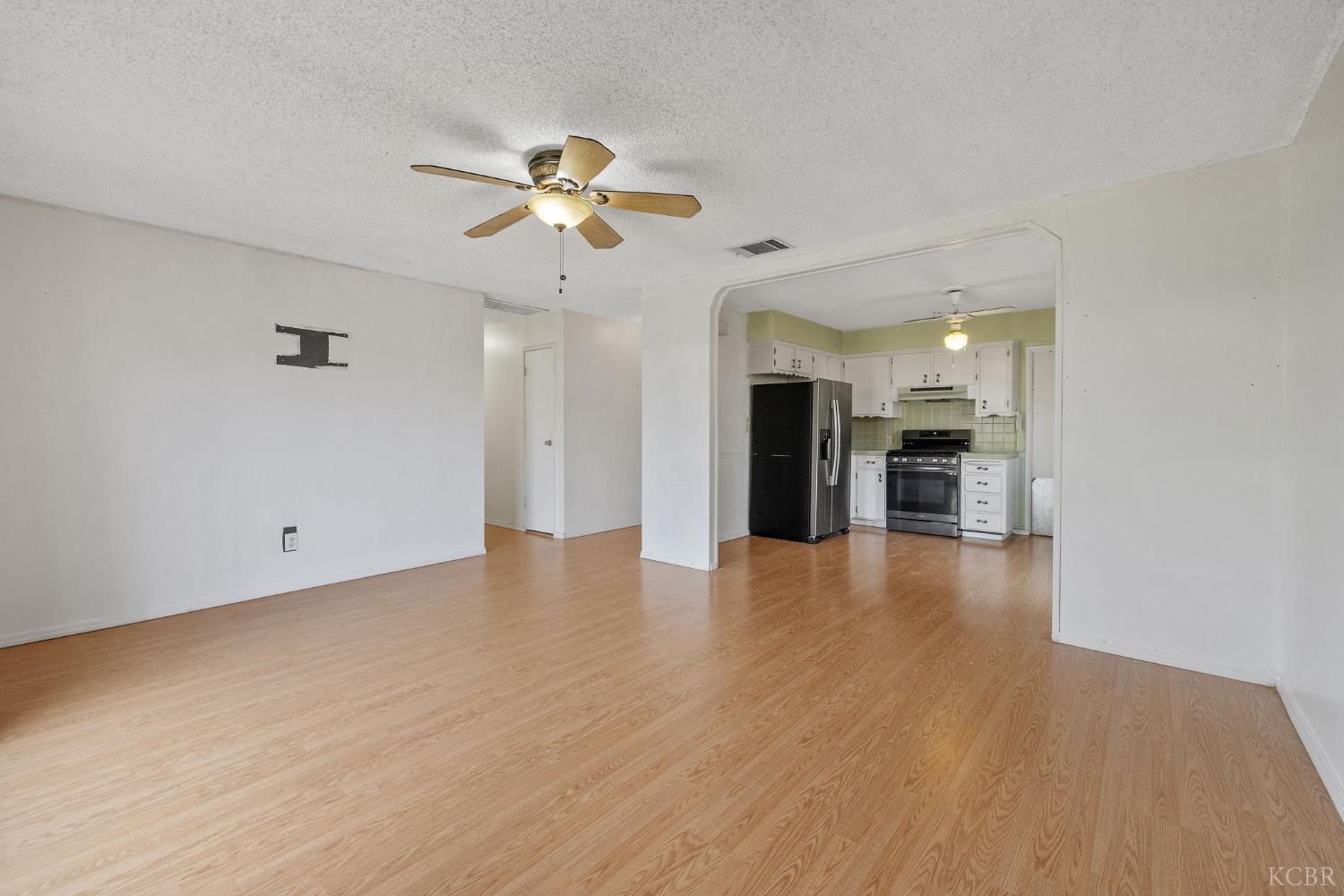 422 W Spring Ln, Lemoore, CA 93245