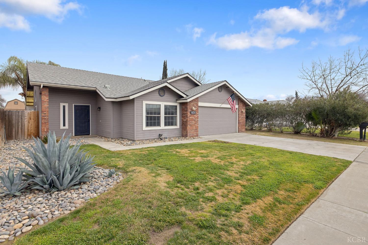 2343 Cottonwood Dr, Hanford, CA 93230