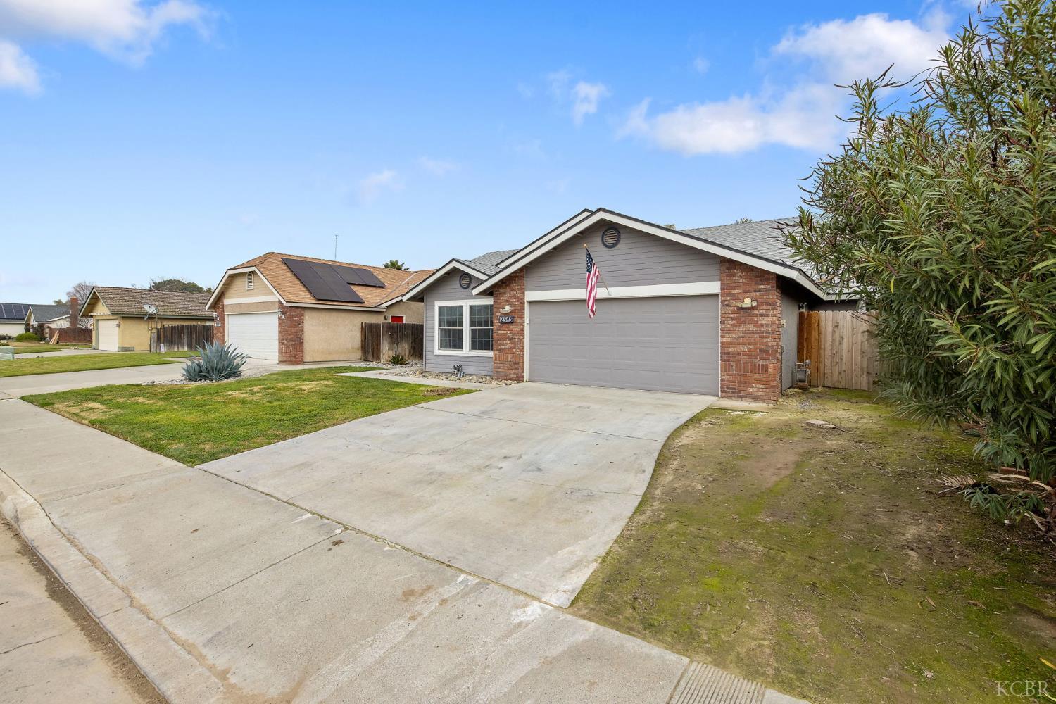 2343 Cottonwood Dr, Hanford, CA 93230