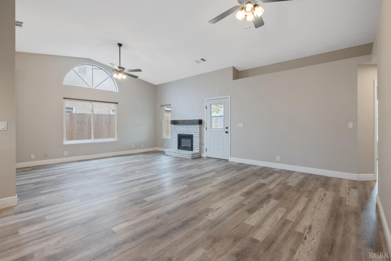 2343 Cottonwood Dr, Hanford, CA 93230