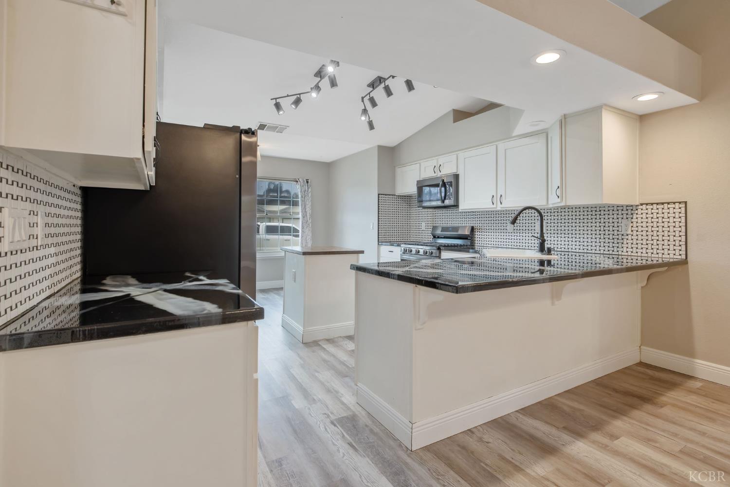 2343 Cottonwood Dr, Hanford, CA 93230