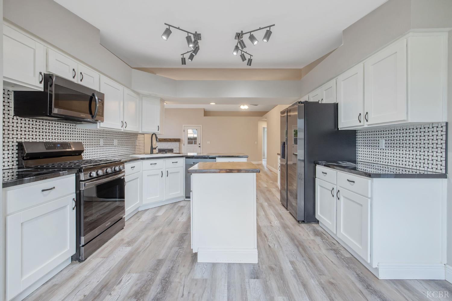 2343 Cottonwood Dr, Hanford, CA 93230