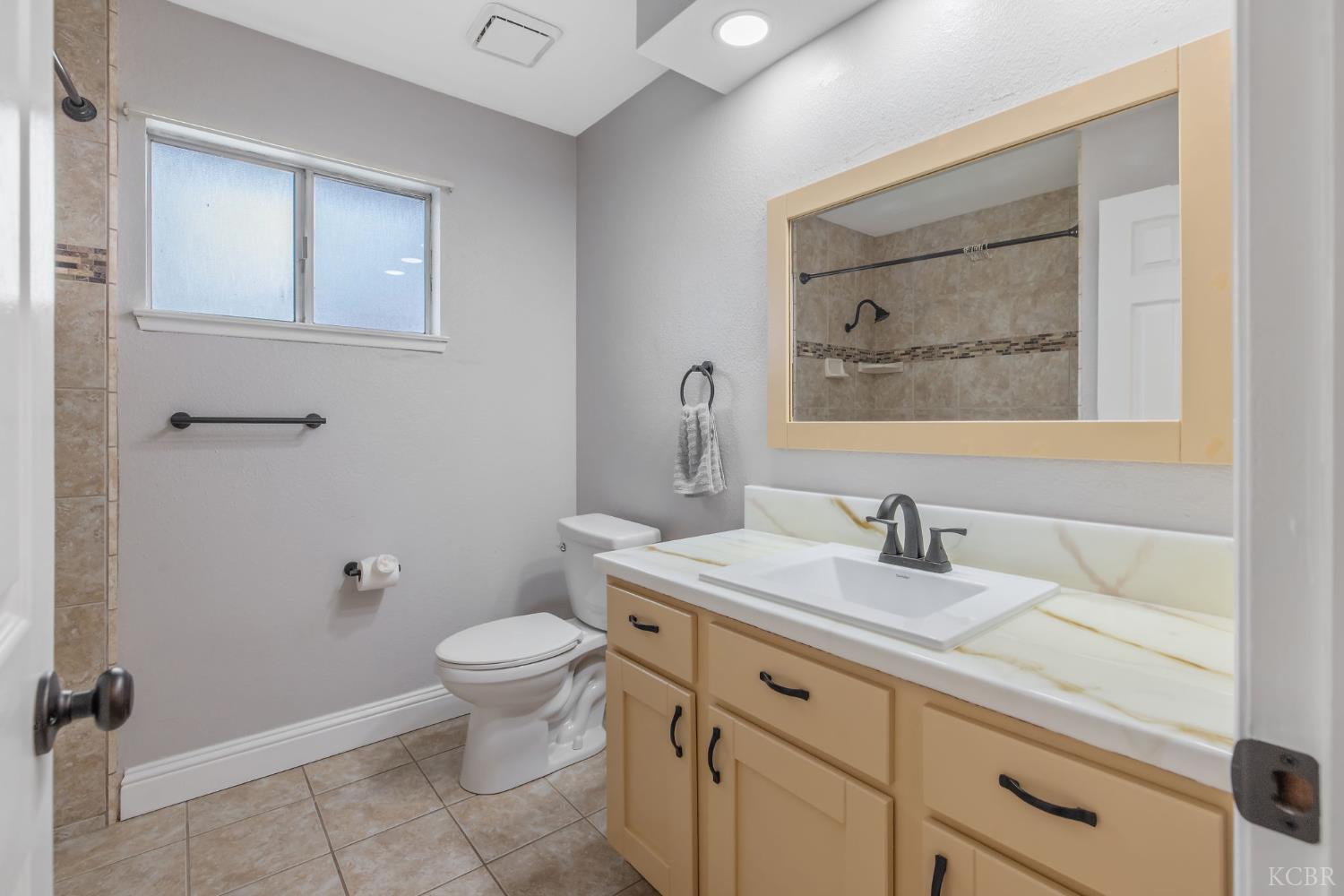 2343 Cottonwood Dr, Hanford, CA 93230