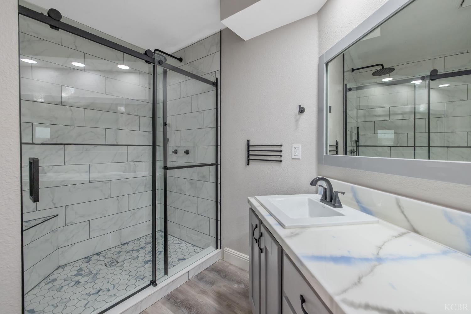 2343 Cottonwood Dr, Hanford, CA 93230