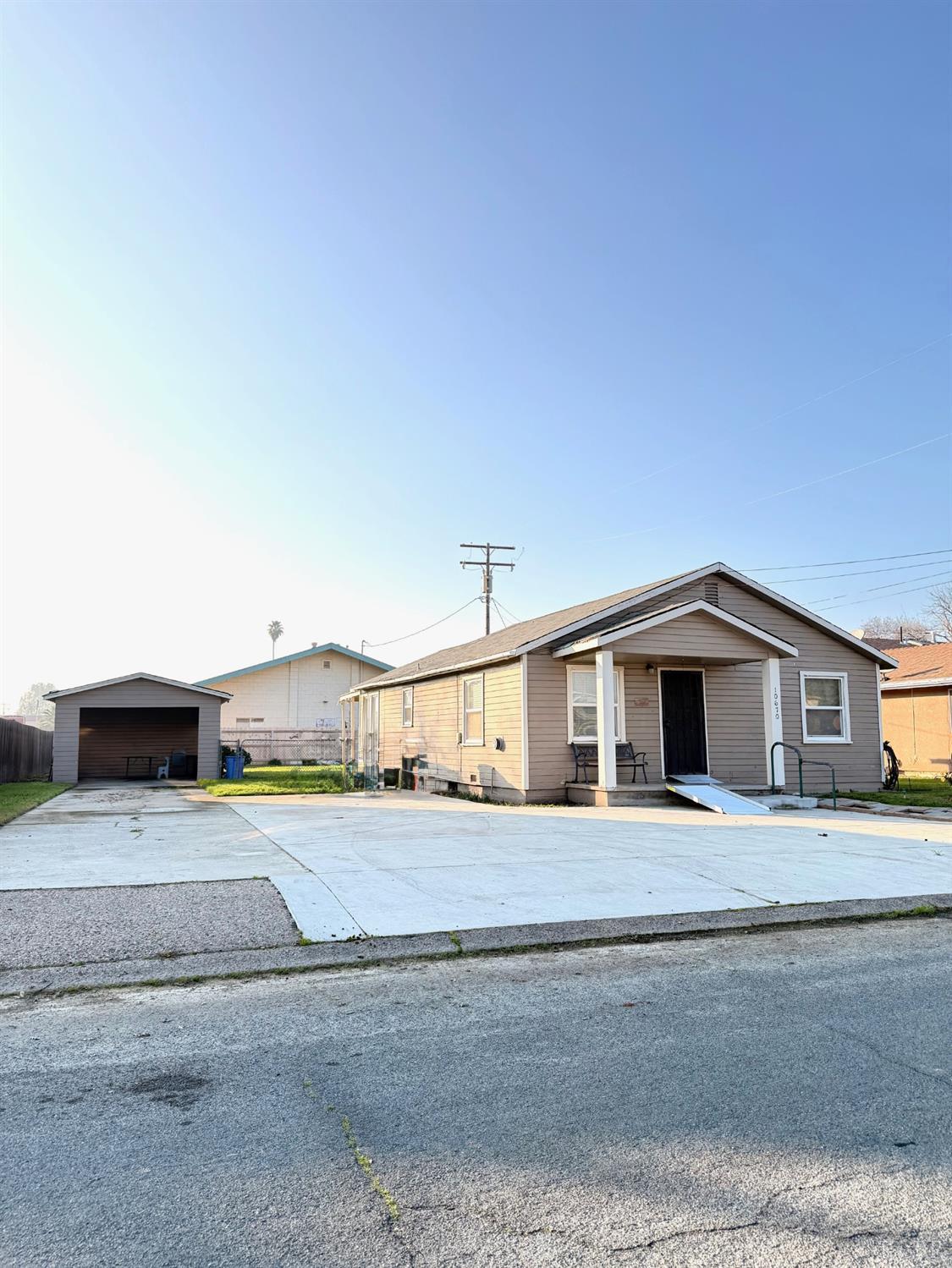 10670 Jackson St, Armona, CA 93202