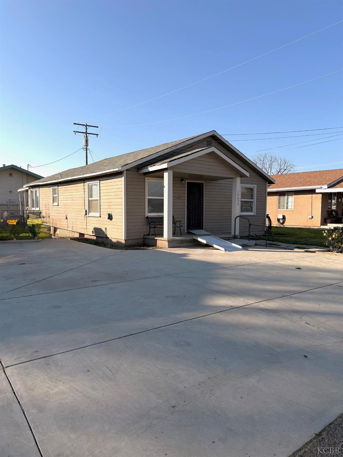 10670 Jackson St, Armona, CA 93202