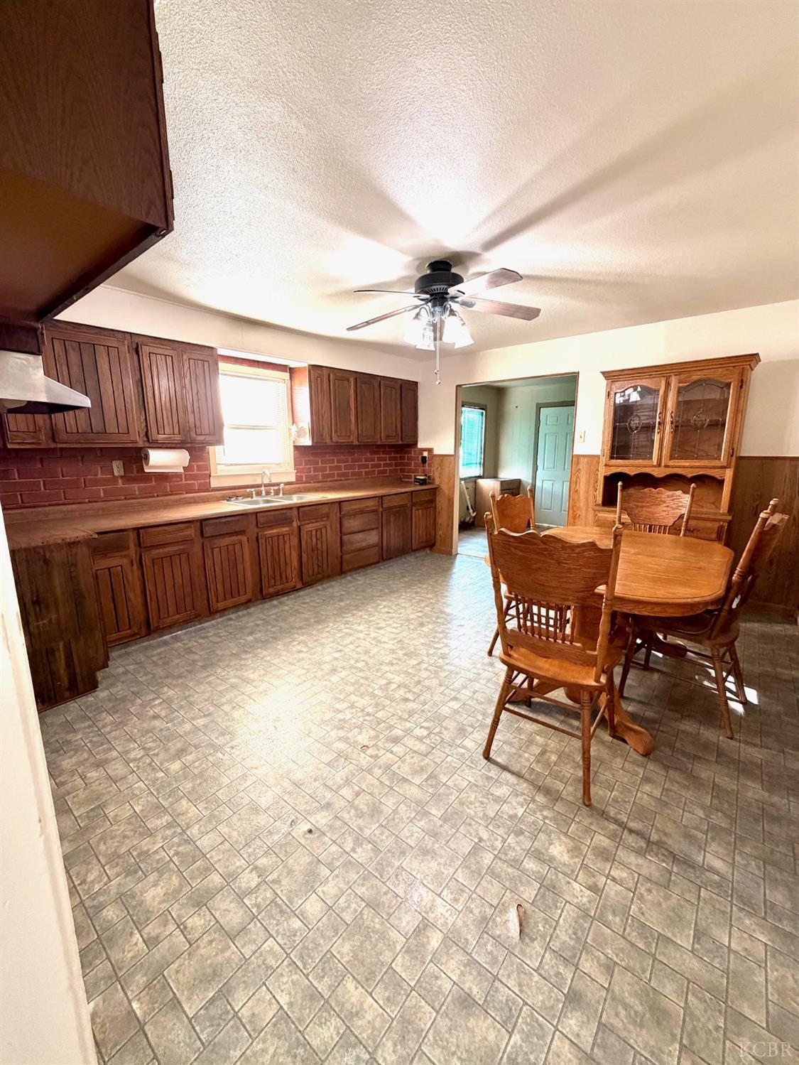 10670 Jackson St, Armona, CA 93202