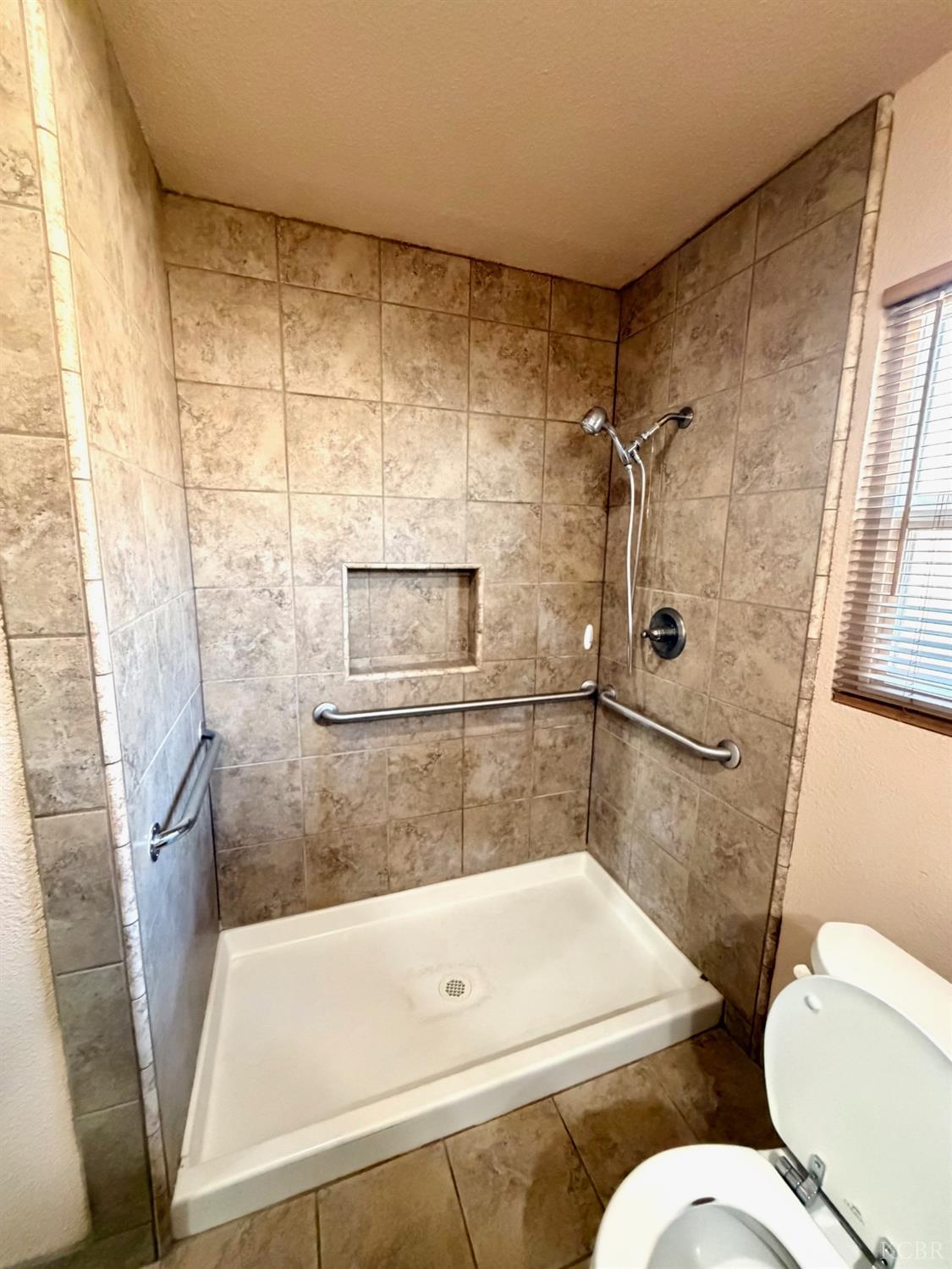 10670 Jackson St, Armona, CA 93202