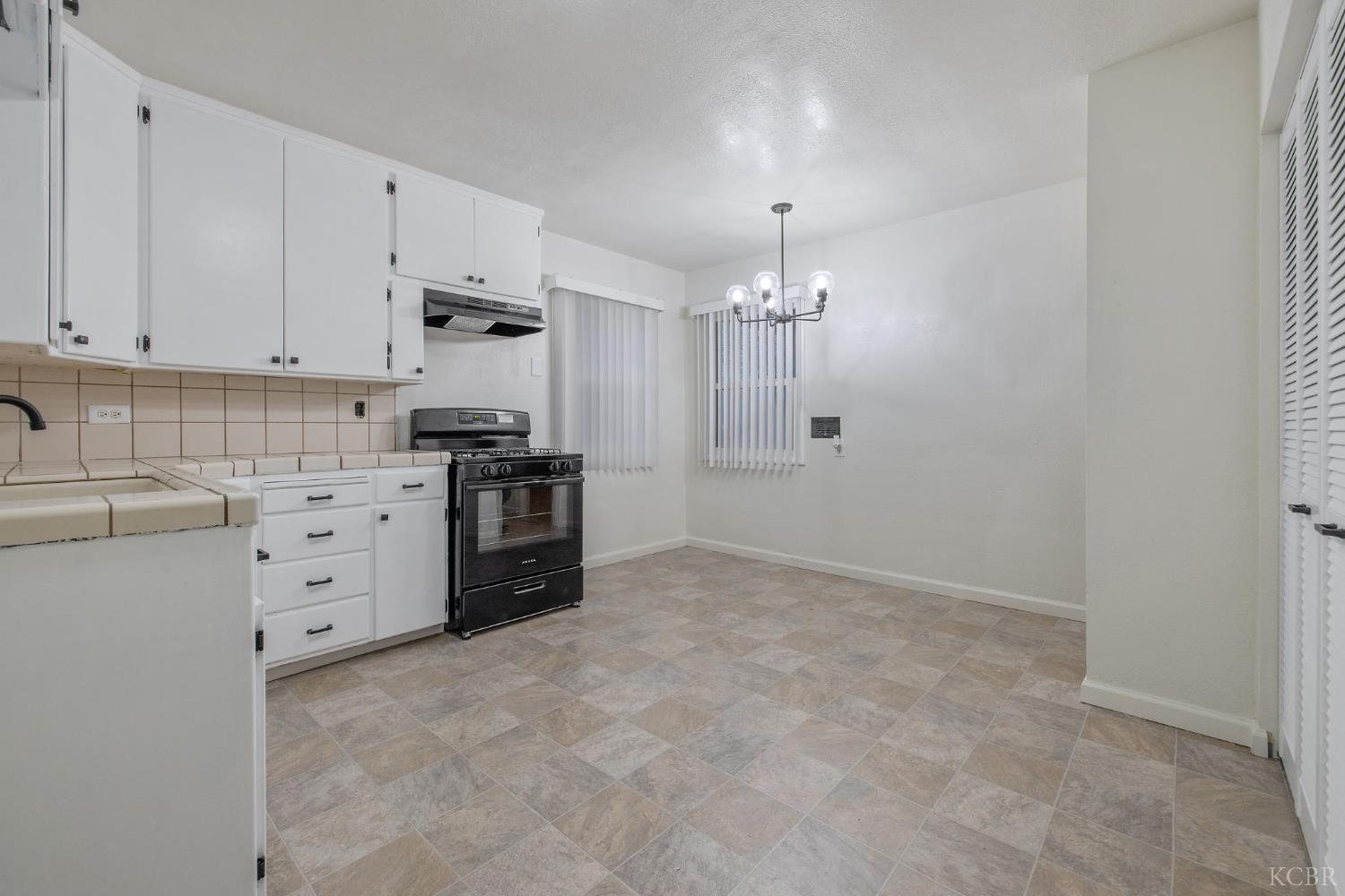 980 E Apricot Ave, Tulare, CA 93274