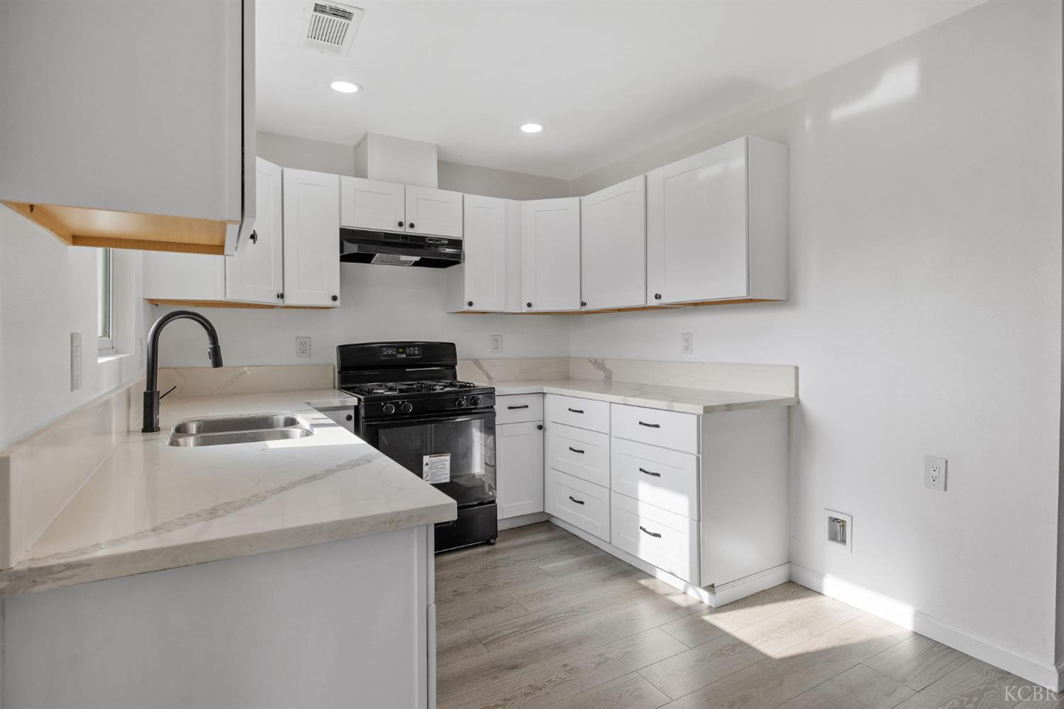 9665 Home Ave, Hanford, CA 93230